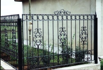 Металлическая ограда картинка